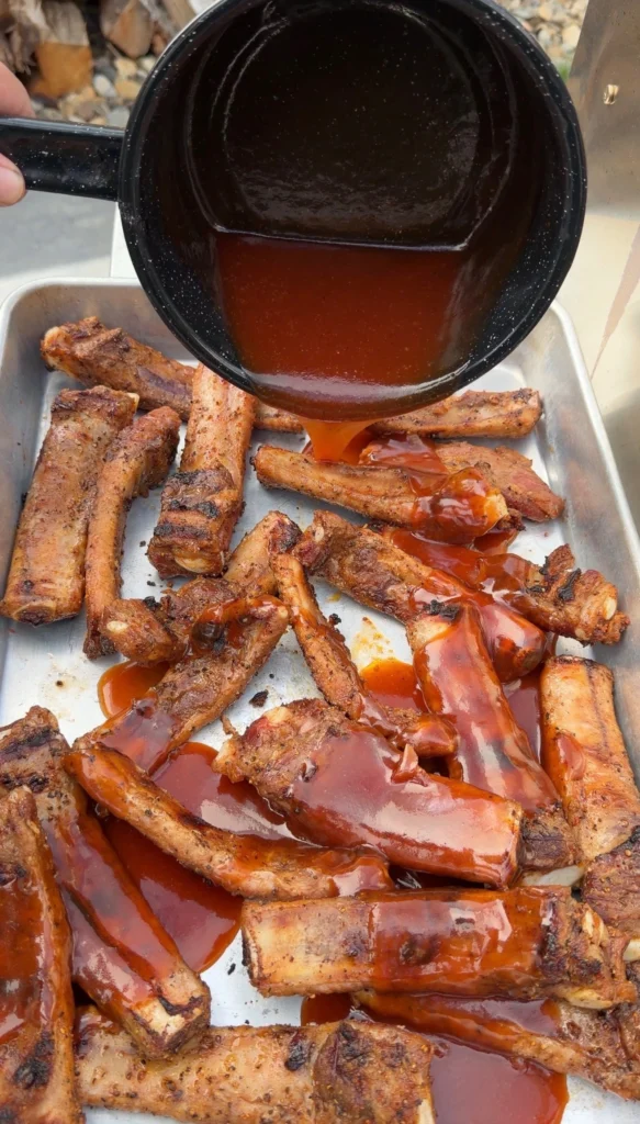 saucing the ribs