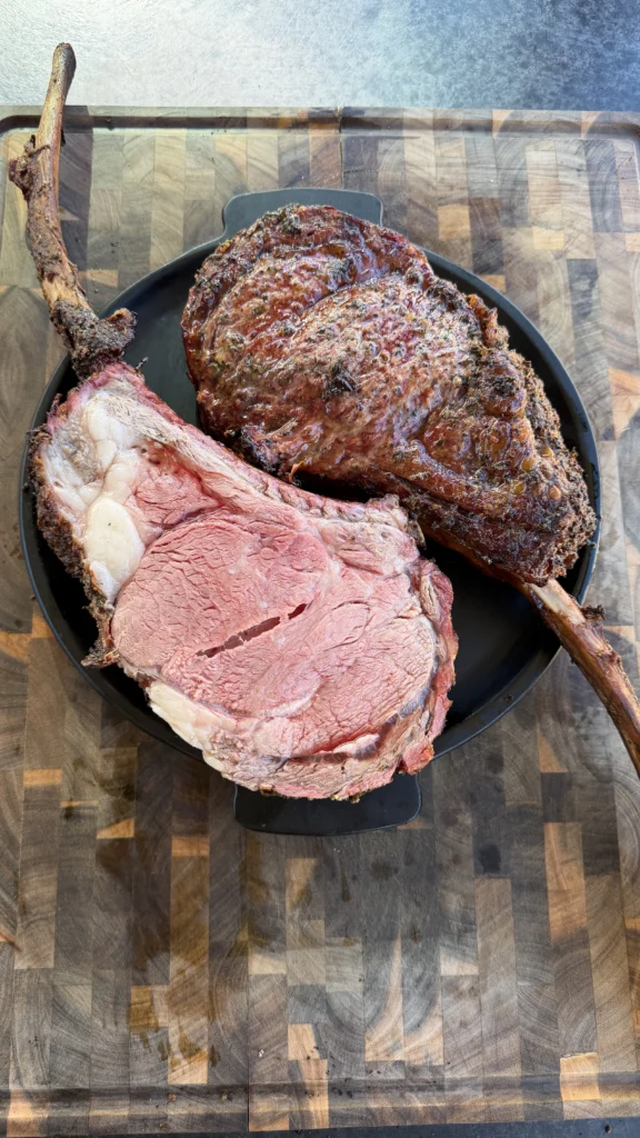 sliced rib roast on a black plate 