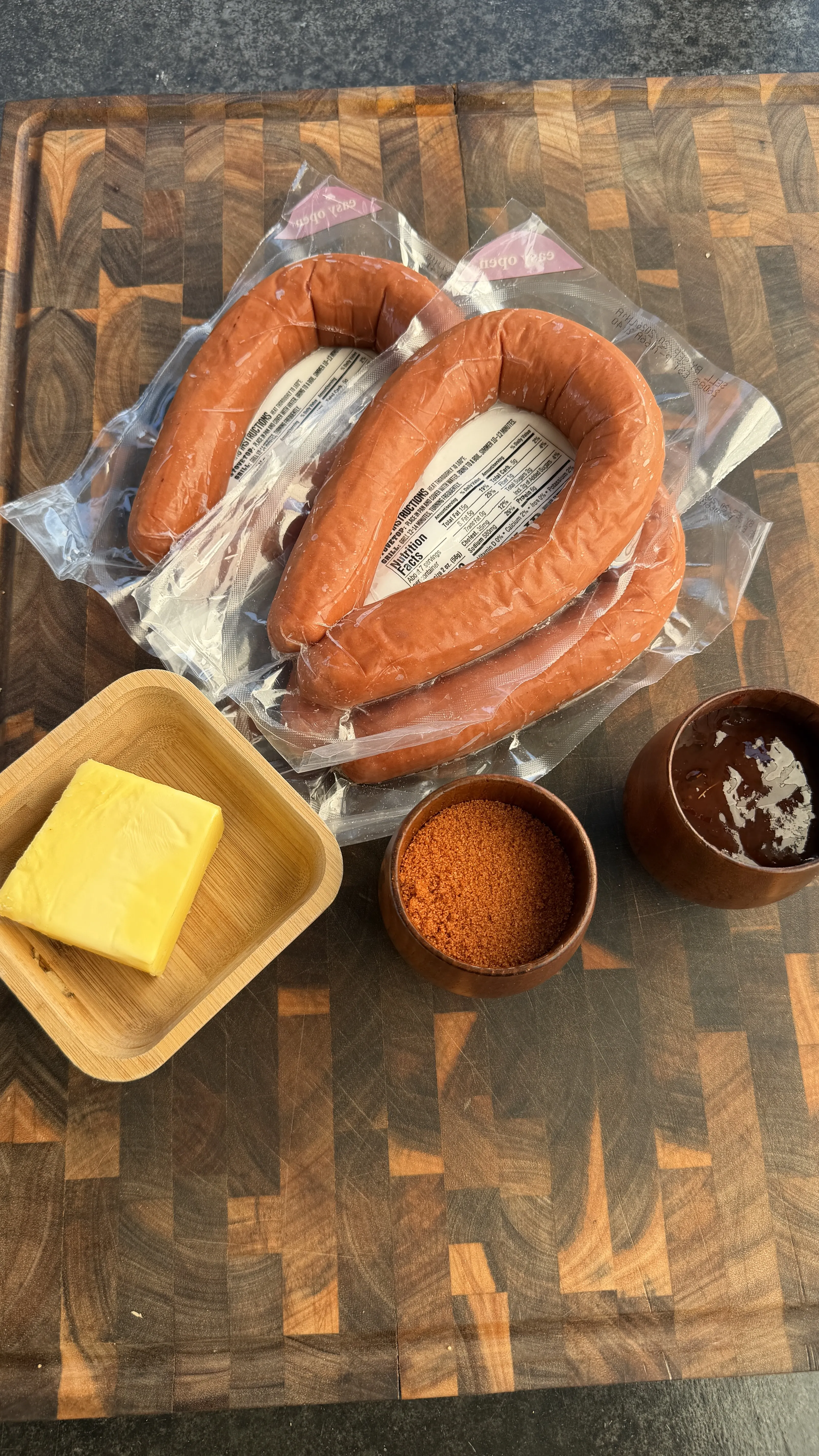 Raw sausage rings and ingredients on cutting board